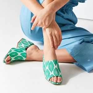 Urban Outfitters Palm Pattern Heeled Mule Size 7